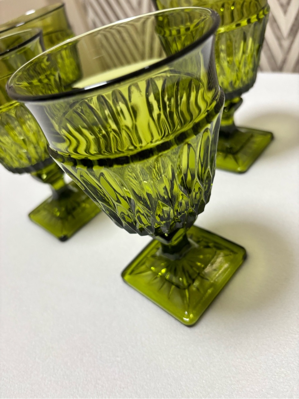 Four vintage olive green glass goblets square base - Picture 5 of 12